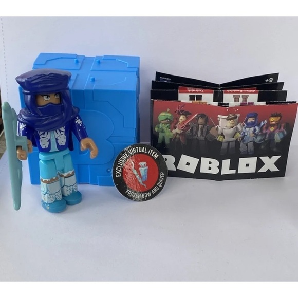 Roblox STAR SORORITY WINTER HUNTER Series 9 Frozen Bow & Quiver Virtual Code Toy - Picture 9 of 10